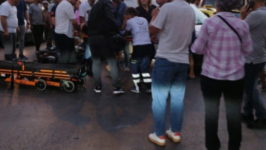 Ters yönden dönüş yapan araç motosikletle çarpıştı: 2 yaralı
