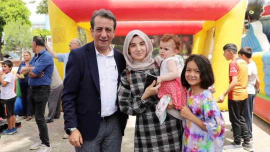 Tezgah başına geçen Başkan Yetişkin, gençlere patlamış mısır dağıttı