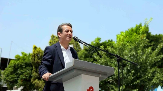 Tezgah başına geçen Başkan Yetişkin, gençlere patlamış mısır dağıttı
