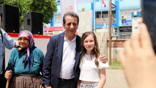 Tezgah başına geçen Başkan Yetişkin, gençlere patlamış mısır dağıttı