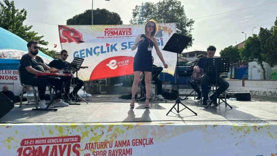 Tezgah başına geçen Başkan Yetişkin, gençlere patlamış mısır dağıttı