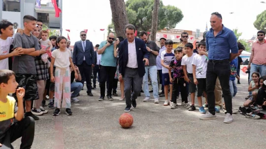 Tezgah başına geçen Başkan Yetişkin, gençlere patlamış mısır dağıttı