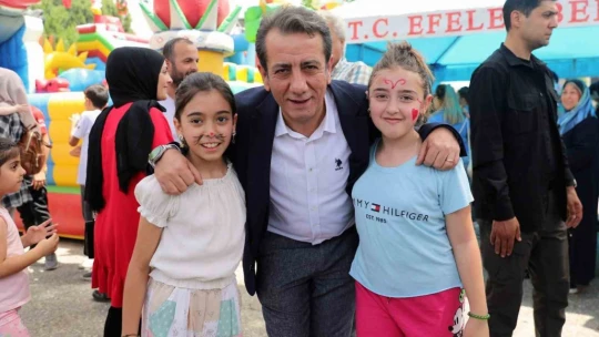 Tezgah başına geçen Başkan Yetişkin, gençlere patlamış mısır dağıttı