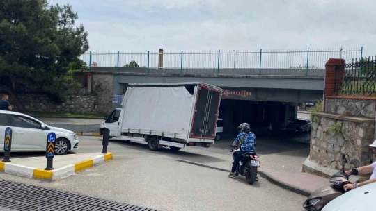 Ticari araç tren yolu alt geçitte sıkıştı