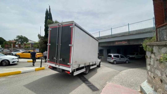 Ticari araç tren yolu alt geçitte sıkıştı