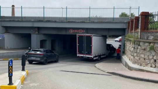 Ticari araç tren yolu alt geçitte sıkıştı