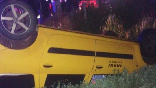 Ticari araç yoldan çıkıp devrildi: 5 yaralı