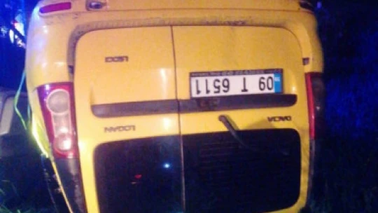 Ticari araç yoldan çıkıp devrildi: 5 yaralı