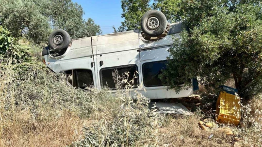 Ticari araç zeytinliğe uçtu: 1 ölü