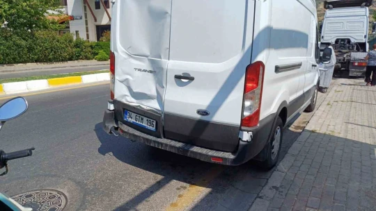 Ticari araca arkadan çarpan sürücü yaralandı