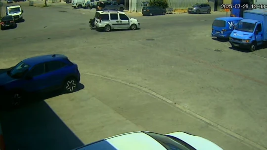 Ticari araçla çarpışan motosikletteki yolcu ve sürücü ağır yaralandı