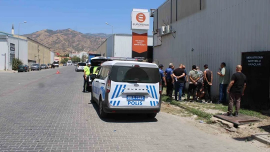 Ticari araçla çarpışan motosikletteki yolcu ve sürücü ağır yaralandı