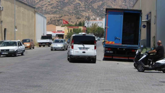 Ticari araçla çarpışan motosikletteki yolcu ve sürücü ağır yaralandı