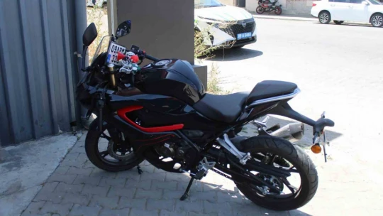 Ticari araçla çarpışan motosikletteki yolcu ve sürücü ağır yaralandı