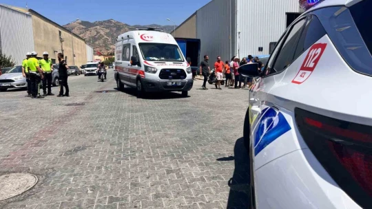 Ticari araçla çarpışan motosikletteki yolcu ve sürücü ağır yaralandı