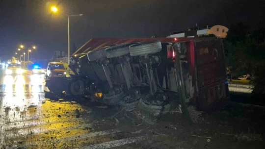 Tır karşı şeride geçip devrildi: 1 yaralı