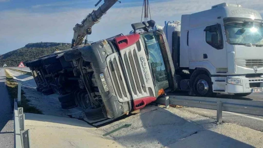 Tır yolun ortasına devrildi