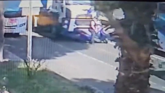 Tırın altında kalan motosikletli hayatını kaybetti