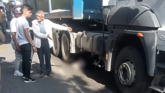 Tırın altında kalan motosikletli hayatını kaybetti