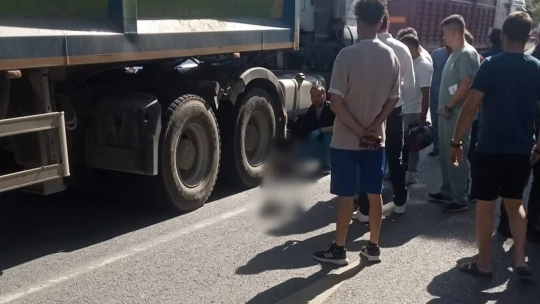 Tırın altında kalan motosikletli hayatını kaybetti