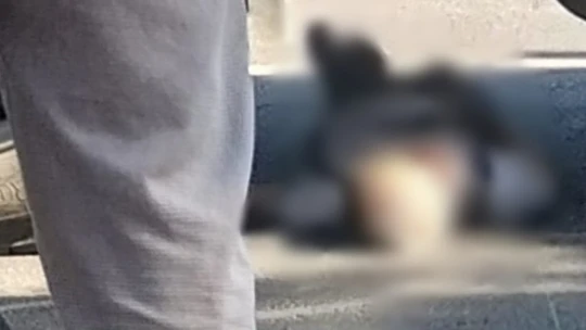 Tırın altında kalan motosikletli hayatını kaybetti