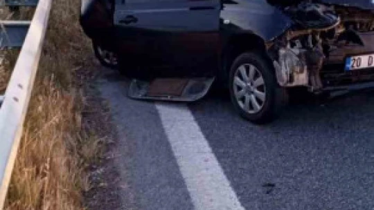 Tırın çarptığı otomobil hurdaya döndü: 1'i ağır 2 yaralı