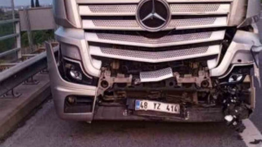 Tırın çarptığı otomobil hurdaya döndü: 1'i ağır 2 yaralı