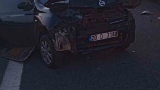 Tırın çarptığı otomobil hurdaya döndü: 1'i ağır 2 yaralı