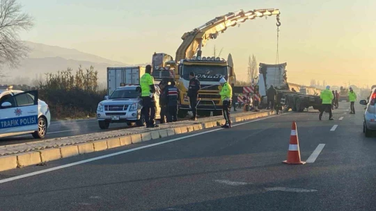 Tırlar çarpıştı, karayolu savaş alanına döndü