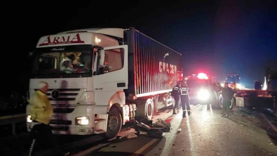 Tırlar çarpıştı, karayolu savaş alanına döndü