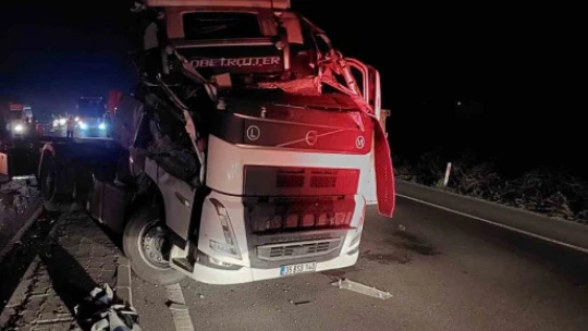 Tırlar çarpıştı, karayolu savaş alanına döndü