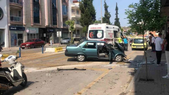 Tofaş otomobil ağaca çarptı: 1'i çocuk 3 yaralı