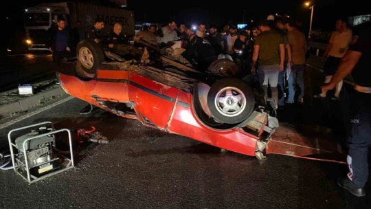 Tofaş otomobil kağıt gibi ezildi: 1 yaralı