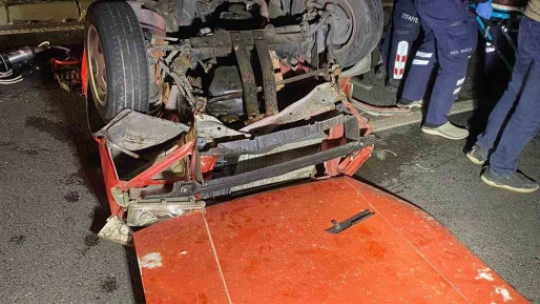 Tofaş otomobil kağıt gibi ezildi: 1 yaralı