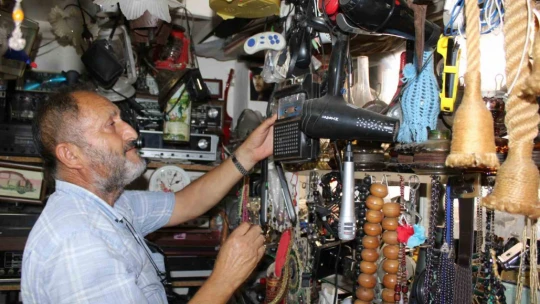 Tozlu raflarda meraklısını bekliyor