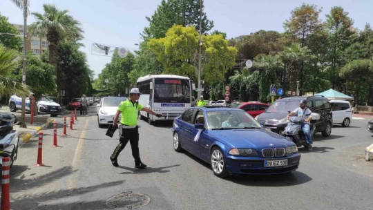 Trafik ekipleri emniyet kemerinin önemine dikkat çekti