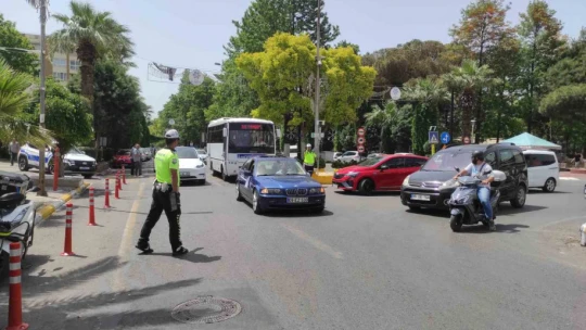 Trafik ekipleri emniyet kemerinin önemine dikkat çekti
