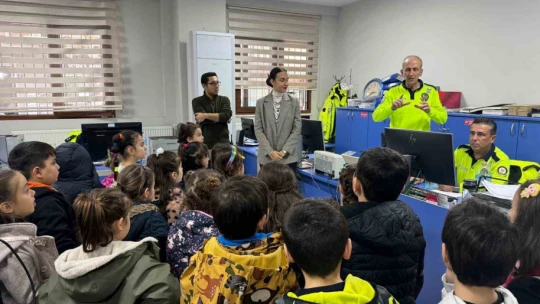 Trafik ekipleri minik öğrencileri ağırladı