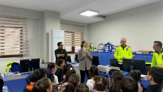 Trafik ekipleri minik öğrencileri ağırladı