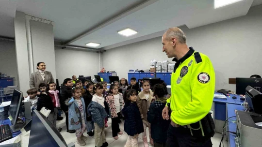 Trafik ekipleri minik öğrencileri ağırladı