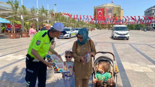 Trafik ekipleri, vatandaşları bilgilendirdi