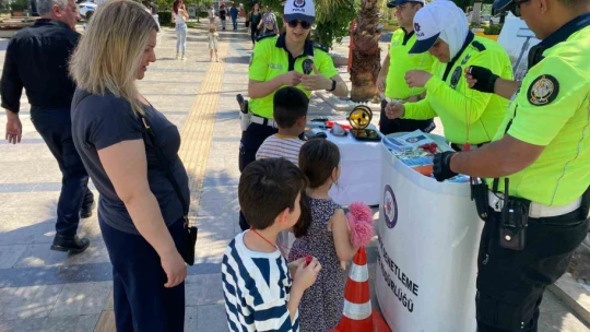 Trafik ekipleri, vatandaşları bilgilendirdi