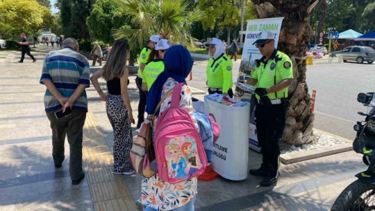 Trafik ekipleri, vatandaşları bilgilendirdi