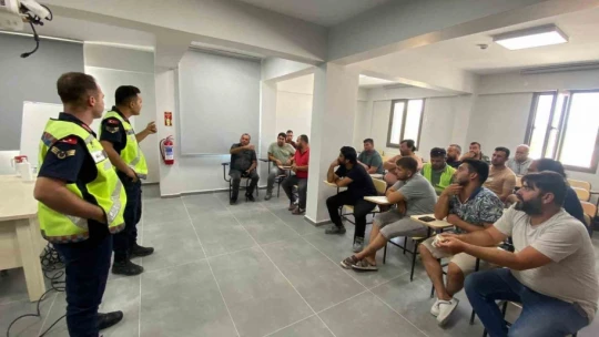 Trafik jandarması kamyon ve çekici şoförlerini bilgilendirdi