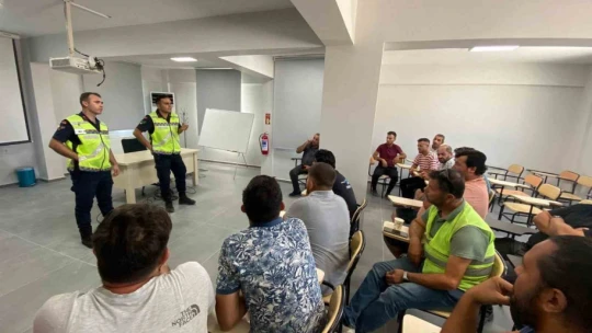 Trafik jandarması kamyon ve çekici şoförlerini bilgilendirdi