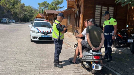 Trafik jandarması sürücüleri bilgilendirdi