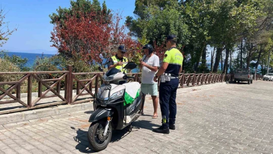 Trafik jandarması sürücüleri bilgilendirdi