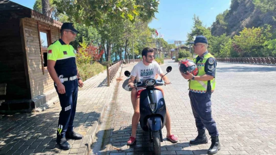 Trafik jandarması sürücüleri bilgilendirdi