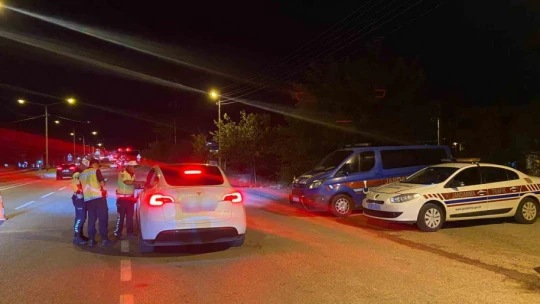 Trafik kazalarına karşı jandarma ekipleri sürücüleri uyardı