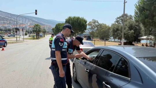 Trafik kazalarına karşı jandarma ekipleri sürücüleri uyardı